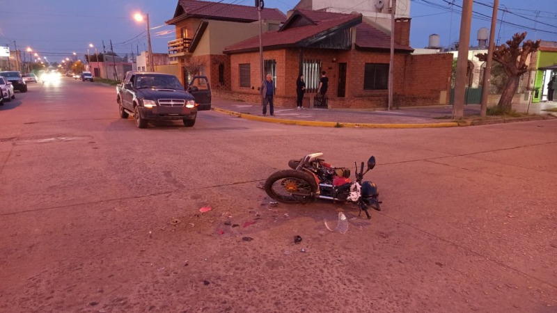 Un herido en un choque entre una camioneta y una moto